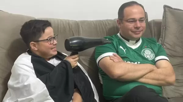 Menino que “secou” o Palmeiras com prece na missa assiste jogo com padre e comemora eliminação do rival