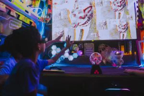 Hoje em Ourinhos: CineSolarzinho traz cinema ao ar livre, pipoca e diversão gratuita para toda a família; Canitar e Chavantes também recebem 