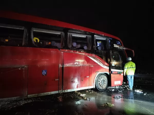 Ônibus rumo à Aparecida tomba na rodovia Washington Luís e deixa feridos no interior de SP