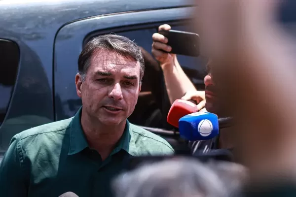 Flávio Bolsonaro deixa o Brasil com destino aos Estados Unidos após derrota nas eleições, informa portal 