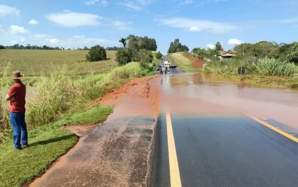 Rompimento de açude provoca alagamento e interdição da Rodovia SP-249 entre Fartura e Taguaí