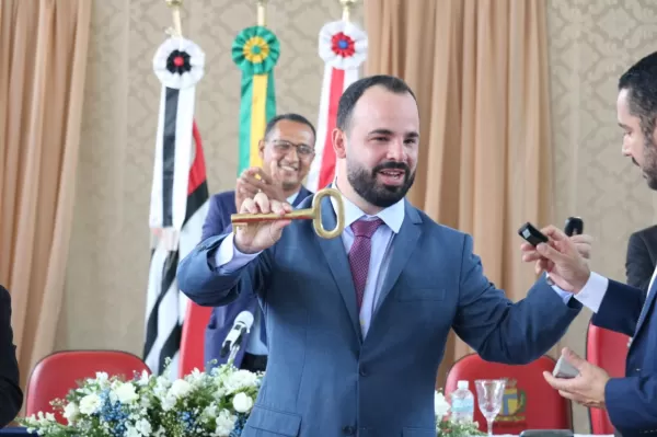 Felipe Biba e Serginho Dentista tomam posse em São Pedro do Turvo; Hamilton Pretinho assume presidência da Câmara