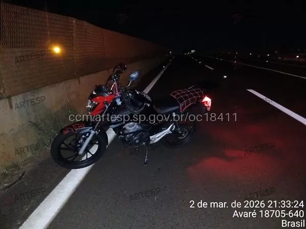 Pedestre morre após ser atropelado por carreta e motocicleta na SP-255, em Avaré
