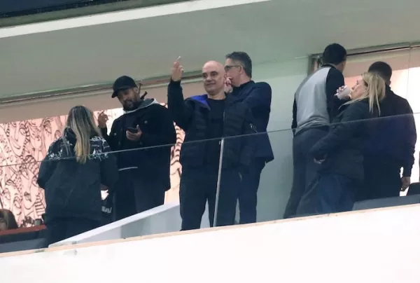 Ministro Alexandre de Moraes vai a jogo do Corinthians após sanções dos EUA e gesto repercute entre aliados de Bolsonaro