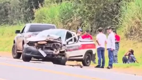 Duas pessoas são socorridas após batida entre dois carros em rodovia de Cerqueira César
