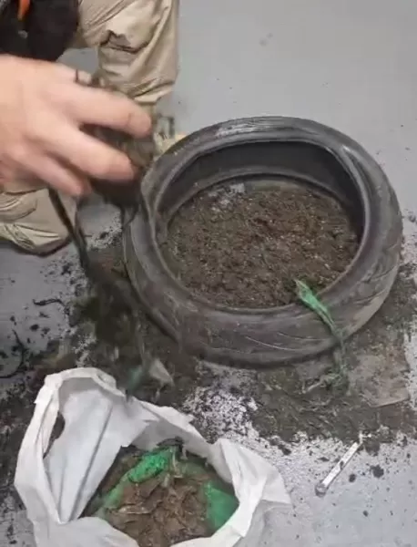 PRF apreende maconha em pneus de moto na divisa de Ourinhos com o Paraná