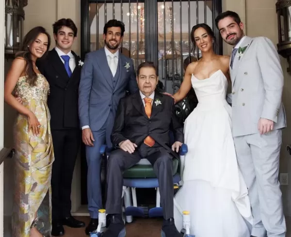 Faustão leva filha ao altar em cadeira de rodas após transplantes; Lara se casa com Julinho Casares