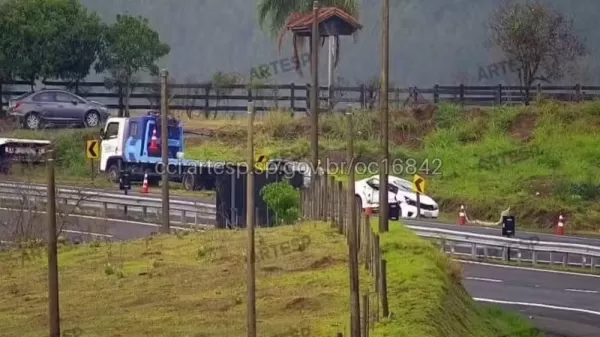 Motorista morre após bater carro em guincho que atendia outro acidente em Gália 