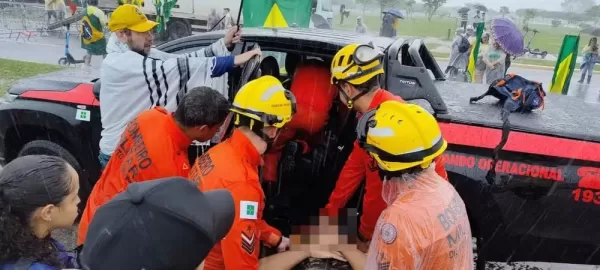 Raio atinge manifestação de Nikolas, em Brasília, e deixa dezenas de feridos