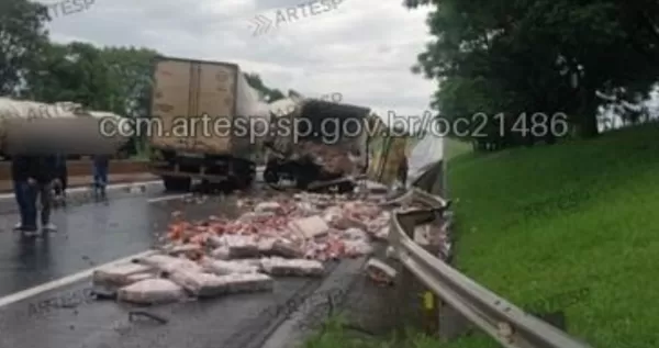 Grave acidente entre dois caminhões interdita totalmente a Rodovia Orlando Quagliato, em Ourinhos