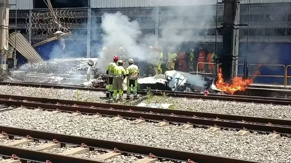 Avião monomotor cai, pega fogo e mata piloto próximo à estação de metrô em Belo Horizonte