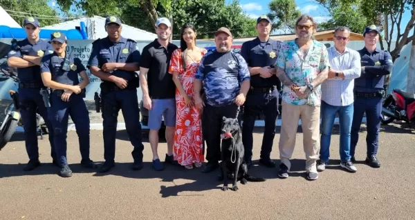 Com a presença do biólogo Richard Rasmussen e doação de cão treinado à GCM, evento de adoção de animais é um sucesso em Ourinhos