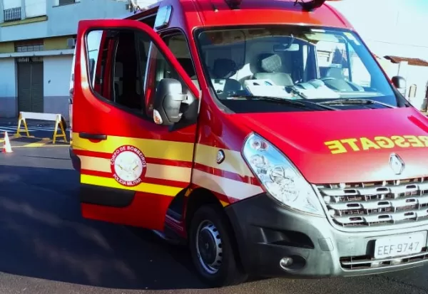 Acidente envolvendo três veículos deixa motociclista gravemente ferido em Ourinhos