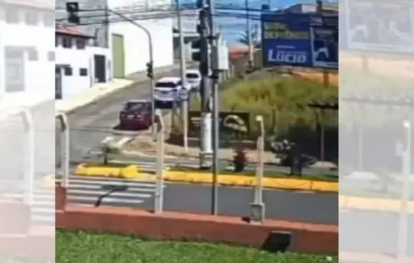 Idoso morre atropelado por moto após tentar pegar placa de veículo que caiu em avenida de Botucatu