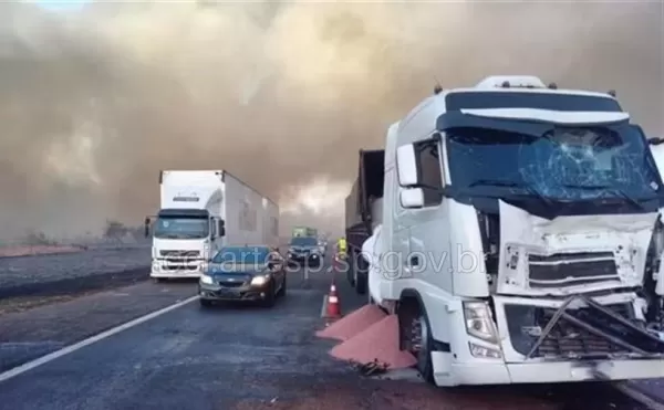 Sete veículos se envolvem em engavetamento na rodovia Castello Branco na região 