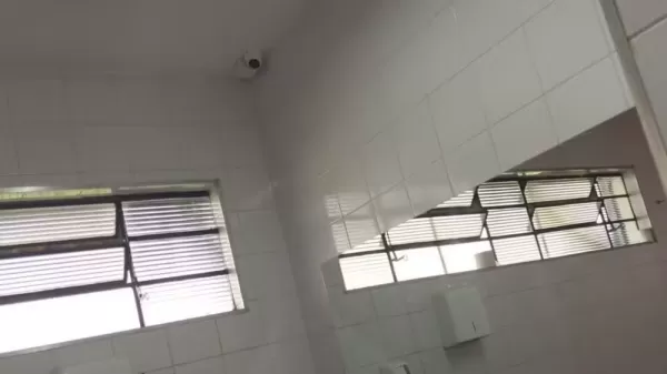 Câmera é encontrada em banheiro de escola estadual e diretora é afastada em Botucatu (SP)