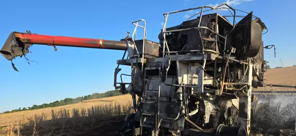 Colheitadeira avaliada em cerca de R$ 2 milhões é destruída por incêndio na zona rural de São Pedro do Turvo