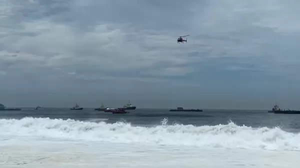 Ressaca provoca centenas de resgates e desaparecimento de adolescente no mar de Copacabana