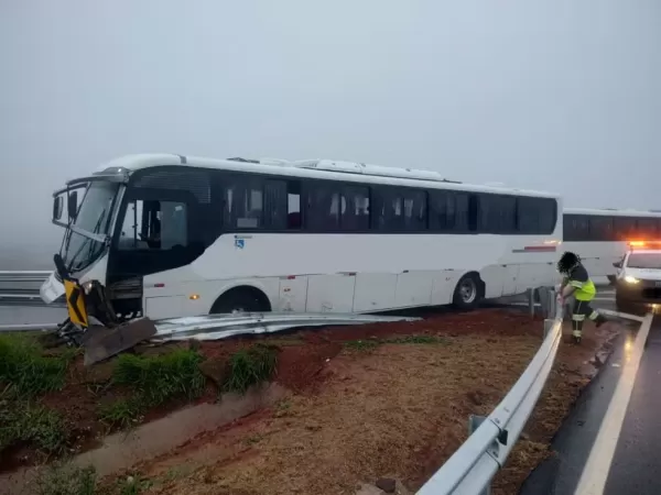 Ônibus com 44 passageiros bate em defensa metálica durante chuva em Botucatu