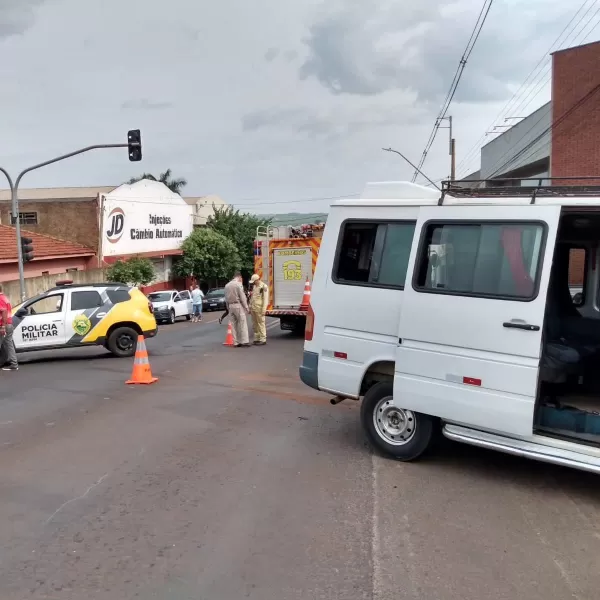 Van Escolar com crianças se envolve em acidente em Bandeirantes 