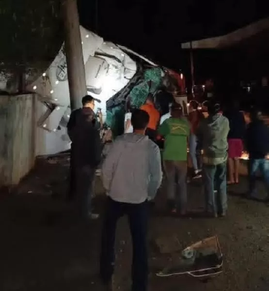 Caminhoneiro morre após colidir contra poste na entrada de Taguaí