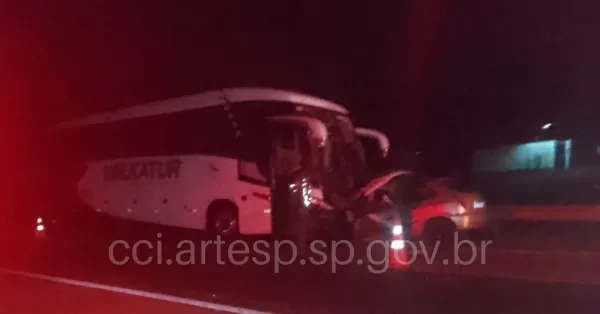 Motorista morre em colisão frontal entre carro e ônibus na SP-300 em São Manuel