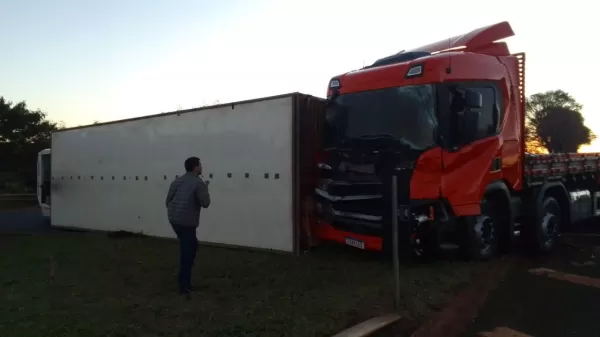 Caminhões colidem em trevo da BR-369 entre Andirá e Cambará; veículo tomba, mas ninguém se fere