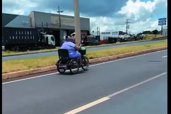 Idosa viraliza ao trafegar de triciclo elétrico em rodovia de Ourinhos; ela pediu desculpas e explicou o motivo