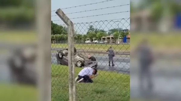 Adolescente é filmado ajoelhado em oração pela mãe após carro capotar em rodovia no interior de SP