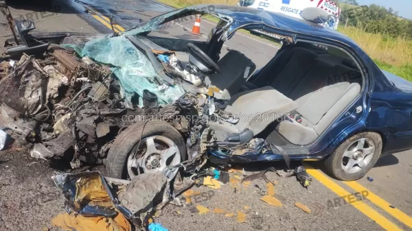 Colisão frontal entre carro e carreta deixa uma pessoa gravemente ferida na SP-294, em Tupã