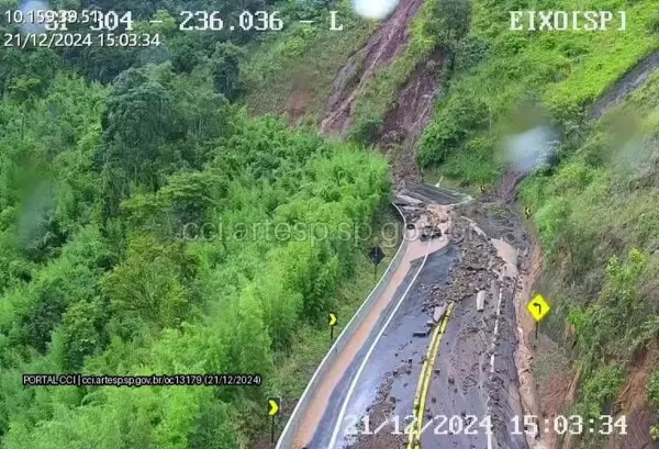 Deslizamento de talude interdita trecho de serra na Rodovia Geraldo de Barros (SP-304)