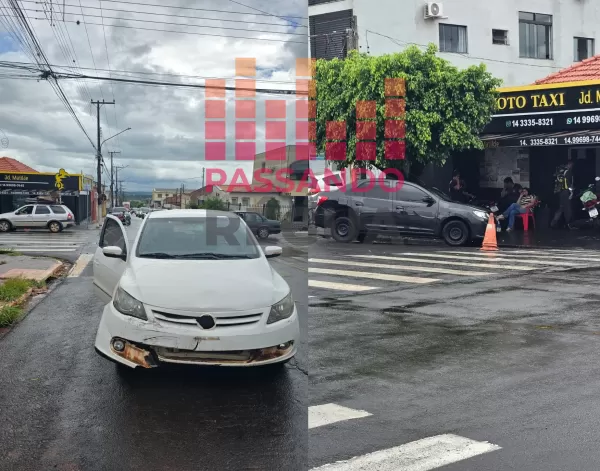 Acidente envolve dois carros e atinge motocicletas em ponto de mototáxi em Ourinhos