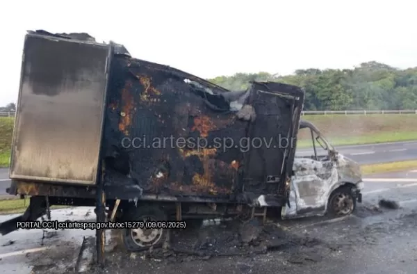 Caminhão pega fogo e interdita rodovia SP-225 em Bauru nesta segunda-feira