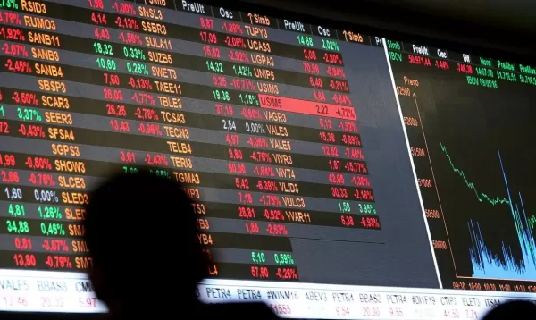 Bolsa dispara após vitória de Flávio no primeiro turno, supera 200 mil pontos pela primeira vez e dólar cai para R$ 5