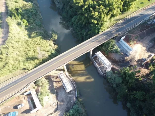 Içamento de vigas provoca interdições e lentidão na BR-153 em Santo Antônio da Platina nesta sexta-feira