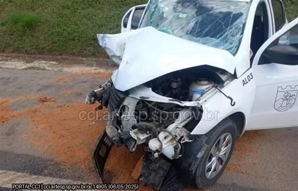 Paciente a caminho de consulta morre em acidente envolvendo dois carros na SP-258