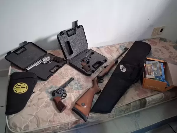 Polícia Civil apreende revólveres, fuzil e munições na casa de investigado por violência doméstica em Cerqueira César