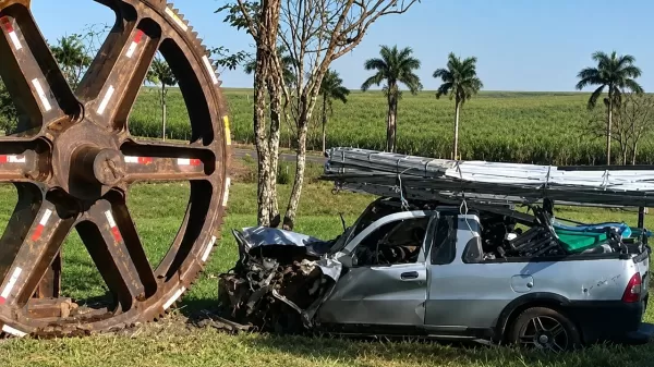 Motorista fica ferido após caminhonete bater em árvore na SP-327 entre Ourinhos e Santa Cruz do Rio Pardo