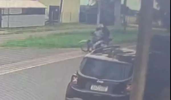 Vídeo: Colisão frontal entre motocicletas deixa feridos em frente ao Café Jaguari, em Ourinhos