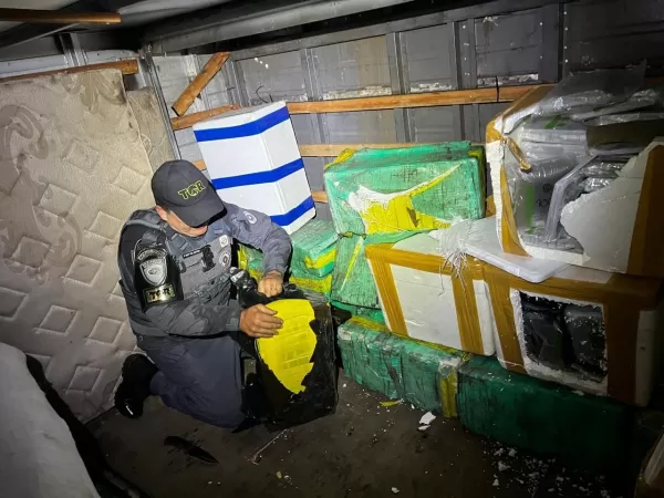 Policiamento Rodoviário apreende mais de 1,3 tonelada de drogas escondidas em carga de estofados em Piraju