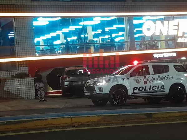 Carro colide contra fachada de loja de suplementos em Ourinhos