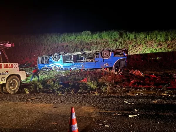 Ônibus com 51 passageiros tomba na BR-153 e faz seis vítimas fatais