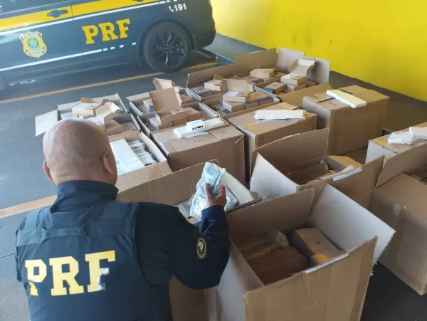 PRF apreende 1.000 roteadores e prende motorista com nota fiscal adulterada em Ourinhos