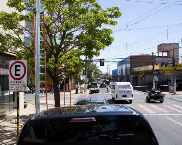 Ourinhos instala dispositivo para coibir avanço de sinal vermelho no cruzamento das ruas do Expedicionário e São Paulo