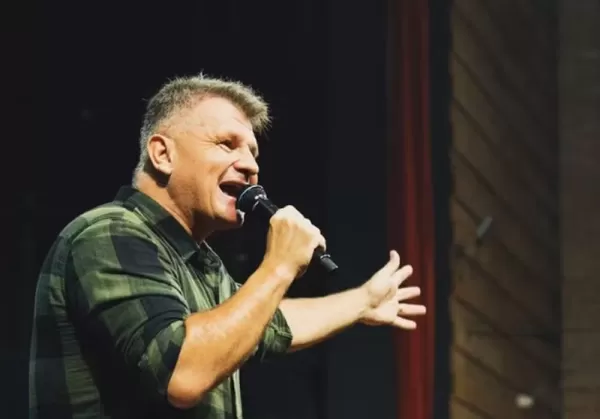 Fundador da igreja Bola de Neve, apóstolo Rina, morre em acidente de moto