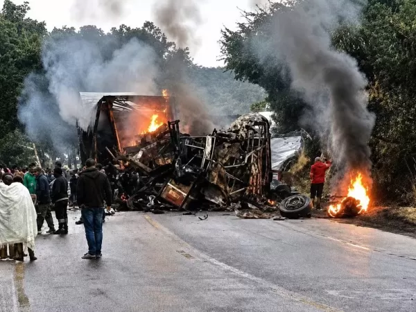 Acidente entre ônibus e carreta na BR-251 deixa nove mortos; crianças e bebê estão entre as vítimas
