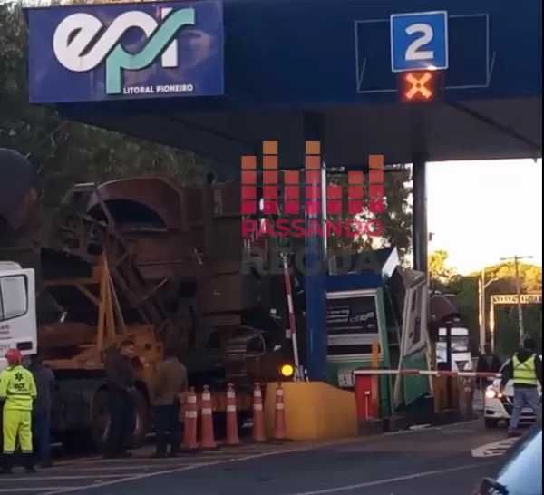 Caminhão atinge cabine de pedágio na divisa entre Ourinhos e Jacarezinho