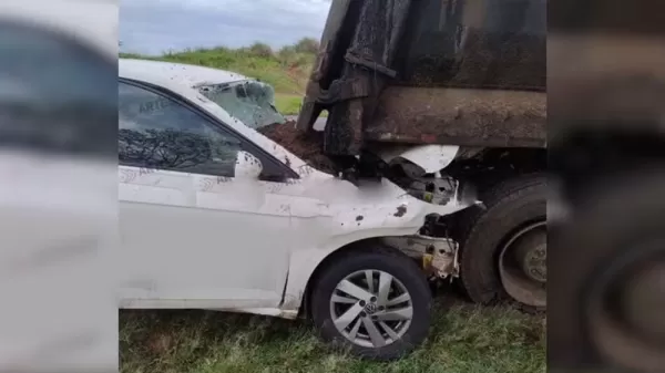 Acidente entre carro da Saúde e caminhão deixa um morto e três feridos na SP-333, em Borborema