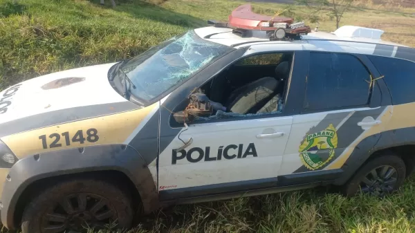 Viatura da Polícia Militar capota na BR-369 em Cornélio Procópio; policiais passam bem