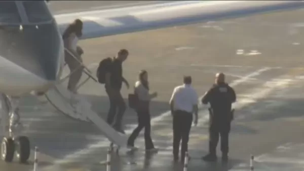 Flávio Bolsonaro chega aos Estados Unidos com a família após deixar o Brasil 